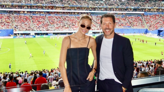 Diego Simeone y Carla Pereyra renovaron su mansión de 1.900 m² en Madrid, priorizando luz natural y espacios abiertos.