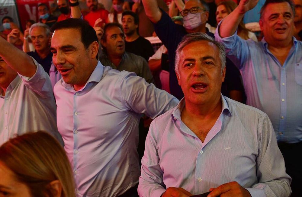 El correntino Zamora, el mendocino Cornejo y Negri detrás, durante un acto nacional de la UCR en la cancha de Ferro 28 octubre 2021 foto Federico Lopez Claro