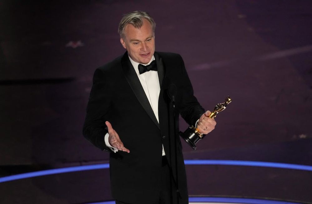 Christopher Nolan acepta el premio al mejor director por Oppenheimer durante la ceremonia de los Oscar el domingo 10 de marzo de 2024 en el Dolby Theatre de Los Ángeles. (Foto AP/Chris Pizzello)