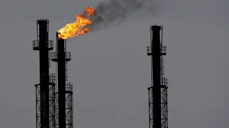 Chimeneas en una refinería de gas y petróleo
