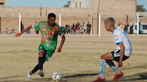 Los Andes | Brian Lalo Costella mete un pase en paralelo ante la marca rival. Beltrán venció 3 a 0 a Eva Perón y es más líder que nunca de la B. Gentileza: Emma Rodríguez.