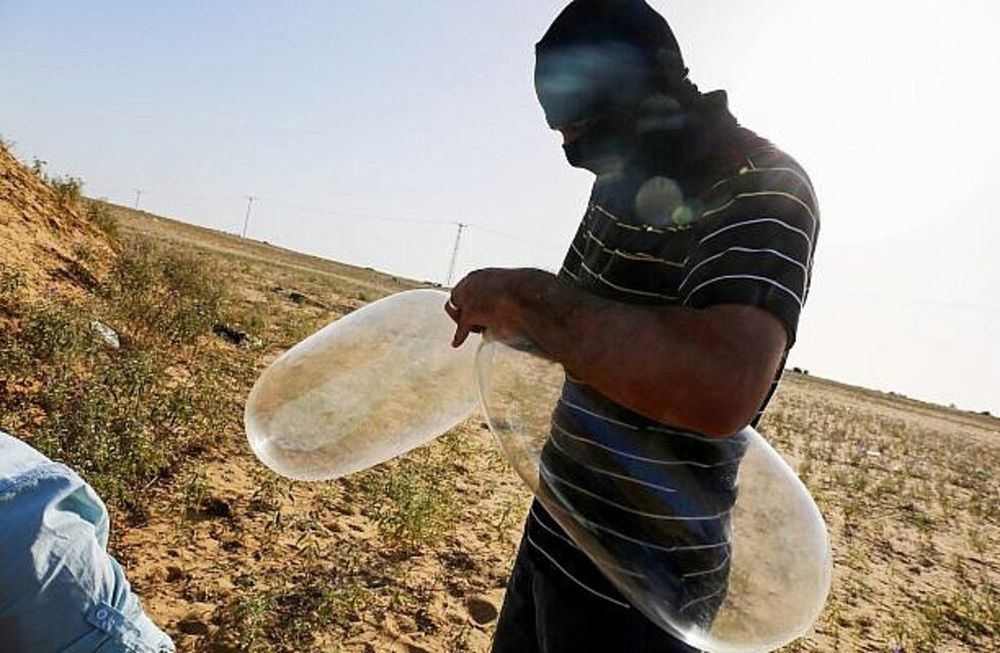 Palestinos en Gaza atacan a Israel con condones