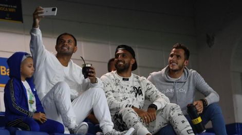 Edwin Cardona junto a Wanchope Abila en el último superclásico. / Gentileza.