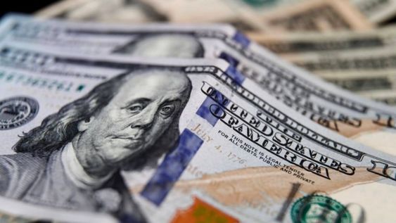 Dólar hoy: subió el oficial y el blue volvió a caer