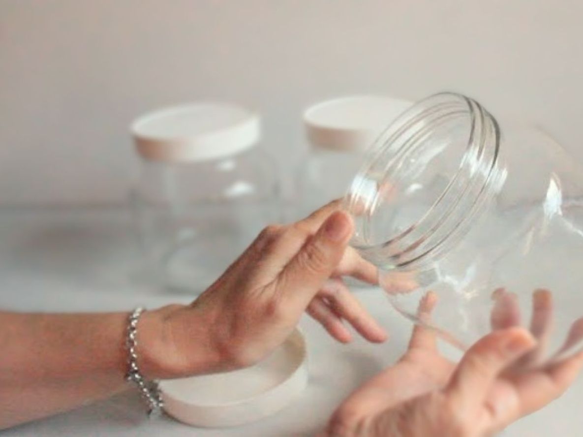 Frascos y botellas de vidrio de boca ancha.