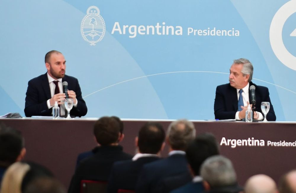 Martín Guzman junto Alberto Fernández y Dario Martinez  en Casa rosada durante un acto . Foto Federico LopezClaroMartin Guzmán Alberto Fernandez