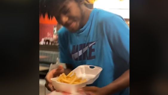 El joven reveló el truco para que en los locales de comida rápida rellenen el cartón los clientes que ya consumieron sus papas fritas, pero de manera gratuita.