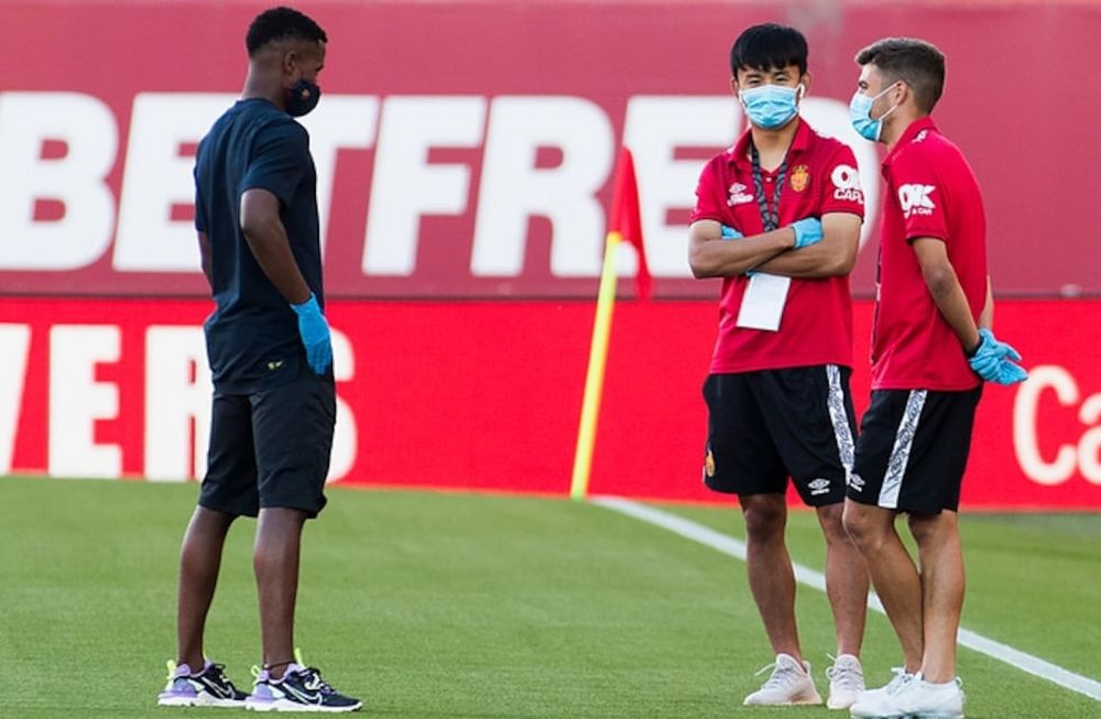El actual delantero del cuadro culé y al mediocampista del Real Madrid, cedido al Mallorca, se encontraron en el campo de juego y sacándose selfies con sus teléfonos móviles.
