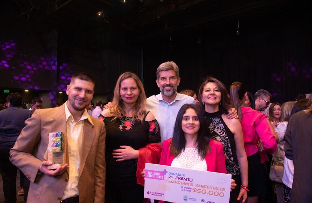 El intendente Ulpiano Suarez participó de esta cuarta edición de los Premios Inclusión en la que resultaron ganadores Los Halcones Goalball, con un importante reconocimiento económico. También se realizaron distinciones a labores destacables y a la prensa local.