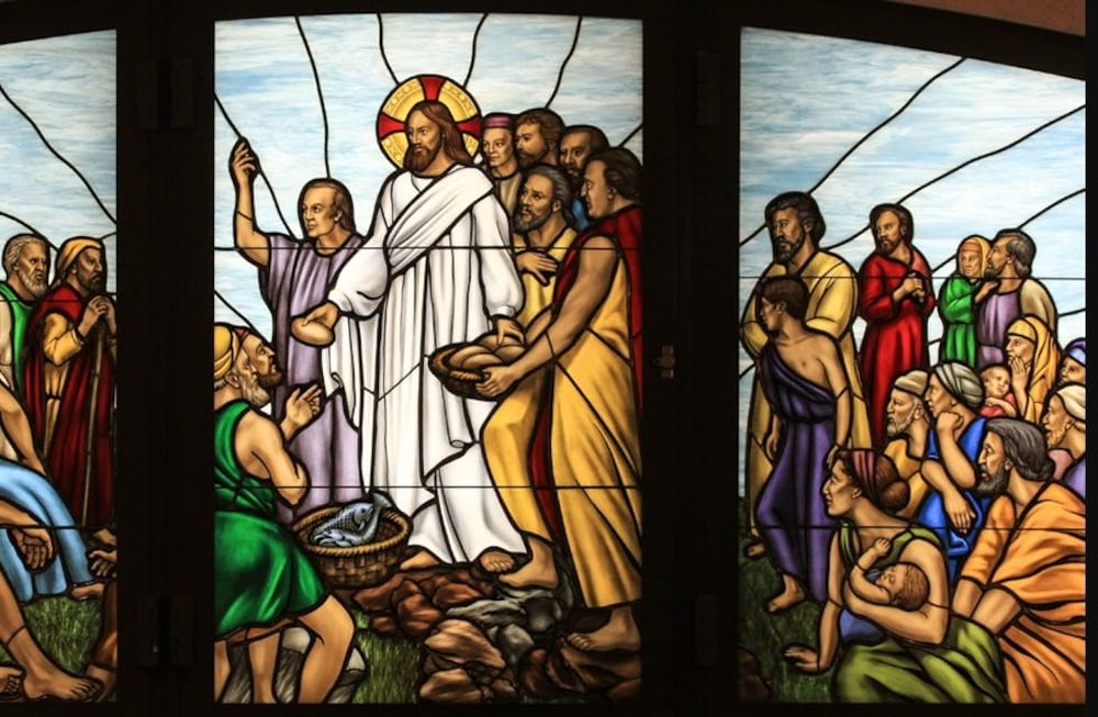 Jesús les replicó: “No hace falta que vayan. Denles ustedes de comer”. Ellos le contestaron: “No tenemos aquí más que cinco panes y dos pescados”. Él les dijo: Tráiganmelos.