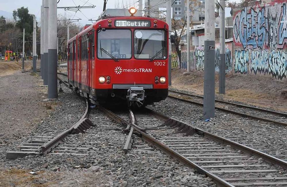 El Gobierno quiere extender el ramal desde Godoy Cruz hacia Luján de Cuyo y desde Las Heras hasta el Aeropuerto. La idea es que el Metrotranvía sea el recorrido troncal del sistema de transporte.Foto: José Gutierrez / Los Andes