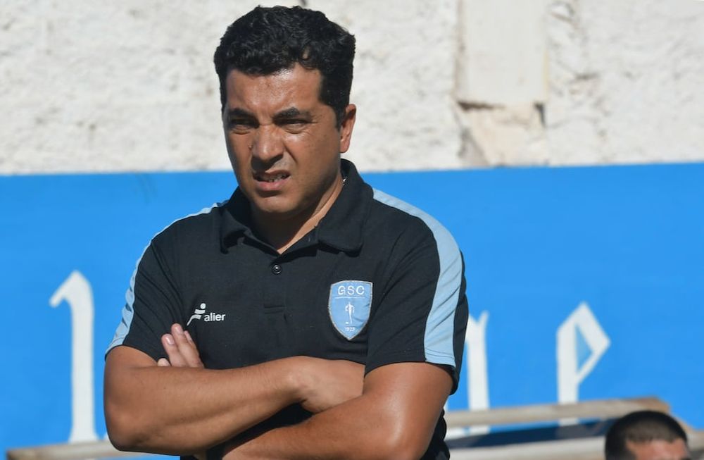 Rodrigo Alessandrello es el entrenador de Gutiérrez, el vigente campeón de la Liga Mendocina de Fútbol que hoy va por su cuarta victoria al hilo en el campeonato. Foto: Orlando Pelichotti / Los Andes