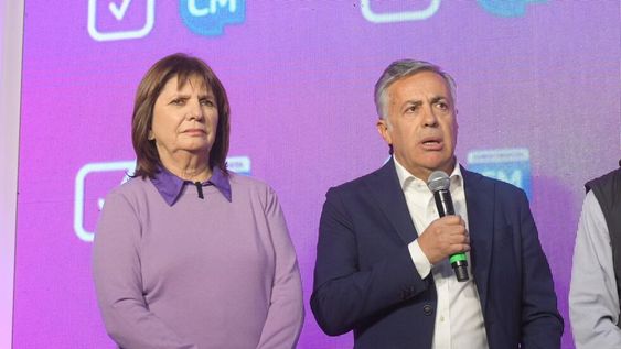 Patricia Bullrich se sumó a la celebración de Alfredo Cornejo por el triunfo de Cambia Mendoza en las elecciones PASO 2023 en Mendoza. Foto: Ignacio Blanco / Los Andes