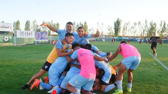 Los jugadores de Gutiérrez se abrazan y celebran a más no poder tras el penal convertido por Inostroza, que le dio la sufrida clasificación al Perro a la final. / Gentileza: Emmanuel Gutiérrez.