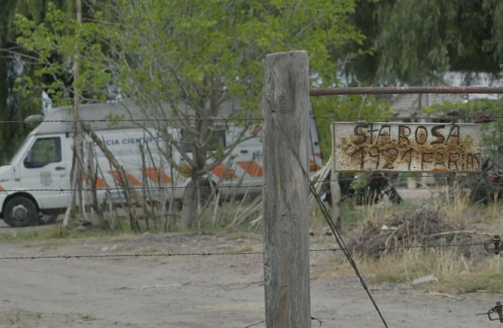 La escena del doble crimen en Las Heras, donde un joven de 21 años mató a sus abuelos Martín Farías (76) y Justa Luna (66) (Foto: Orlando Pelichotti / Los Andes)