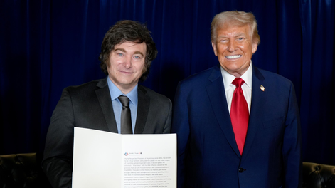Javier Milei recibió un regalo de Donald Trump.