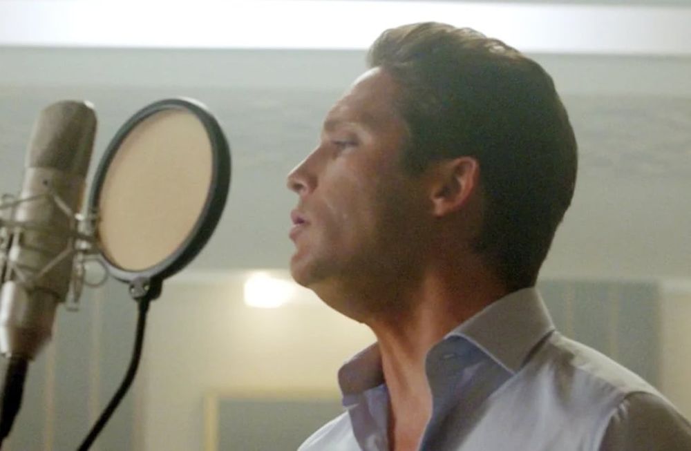 Diego Boneta en la piel de Luis Miguel en su etapa adulta (35 años). Fue precisamente en 2005 cuando sufrió un accidente que afectó de forma permanente su audición, y comenzó a alejarlo de los medios.