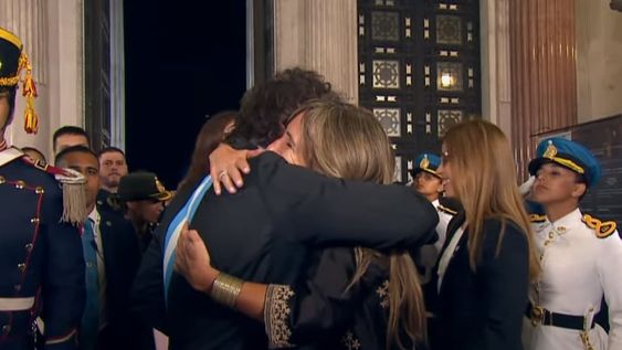 Efusivo abrazo de Milei con Mercedes Llano.