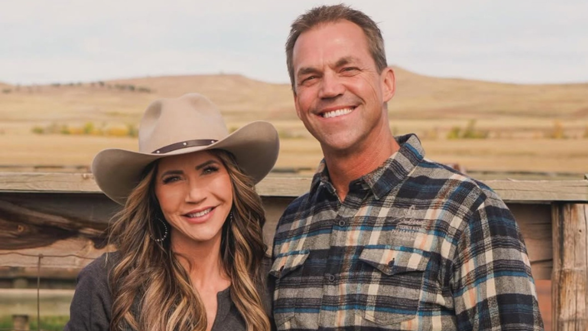 Escándalo en Estados Unidos: se filtraron fotos explícitas del esposo de la exsecretaria de Seguridad