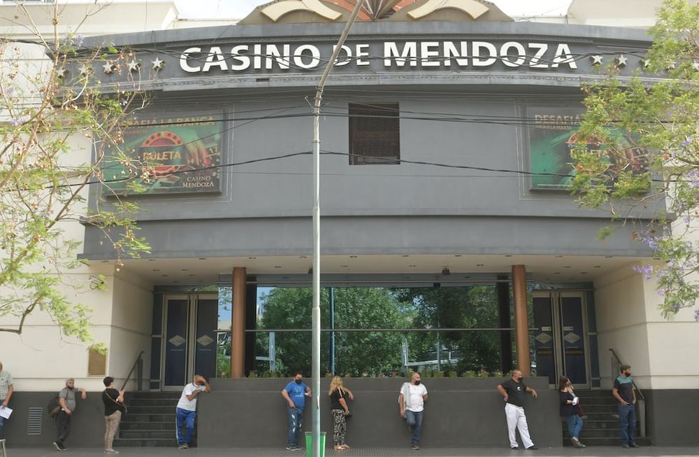 Fila de apostadores para ingresar al Casino de Mendoza