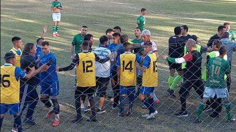 Los Andes | Agresión de un jugador del CEC a otro de Guaymallén en un partido de la Liga Mendocina de Fútbol disputado esta tarde.