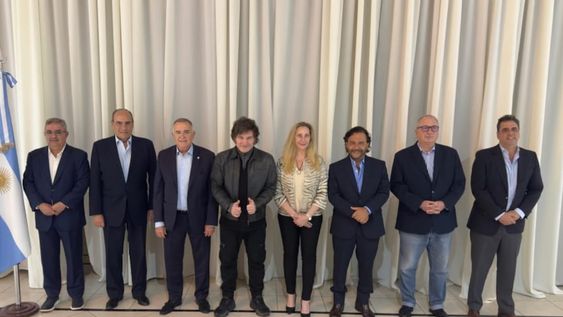 El Presidente Javier Milei se reunió anoche en la Quinta de Olivos con los Gobernadores de Salta, Gustavo Sáenz; de Catamarca, Raúl Jalil; de Tucumán, Osvaldo Jaldo; y de Misiones, Hugo Passalacqua. Presidencia
