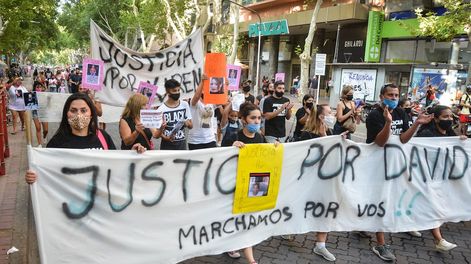 Los Andes | Familiares y amigos de Karen Ponce y David Calderón marcharon hacia la legislatura pidiendo justicia. Foto: Nicolás Rios