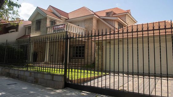 Una de las mansiones mendocinas en venta. En este caso, la propiedad está ubicada en la tradicional calle Emilio Civit. Foto; Ignacio Blanco