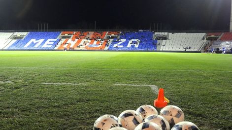 Muy lejos de la vida del Kun: la alternativa para los jugadores de ascenso es el puchero