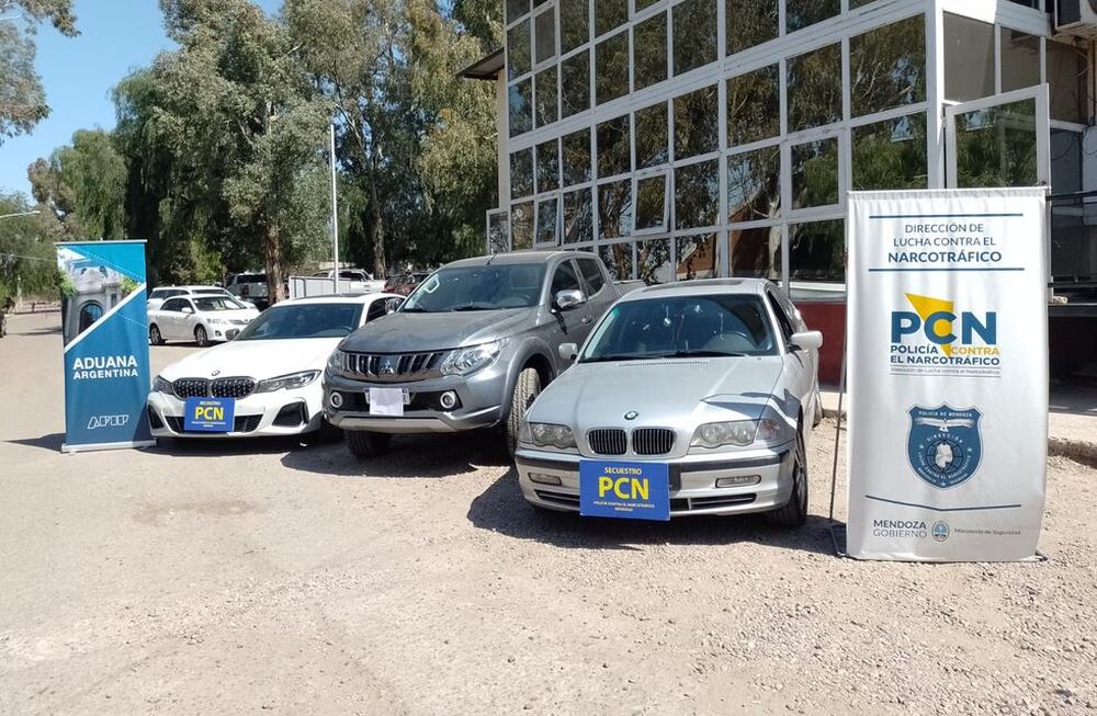 Vehículos de alga gama decomisados hoy a los joyeros detenidos por coimas relacionadas con el comisario Dino Rossignoli. Gentileza Ministerio de Seguridad.