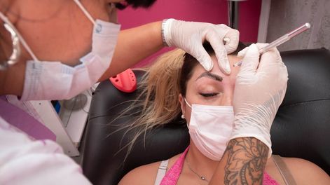 Los Andes | Eliana Caballero es esteticista y reconstruye cejas mediante la técnica de microblanding. Inició una campaña para poder juntar fondos y practicar el tratamiento sin costo para pacientes que perdieron sus cejas por la quimioterapia. Foto: Ignacio Blanco /