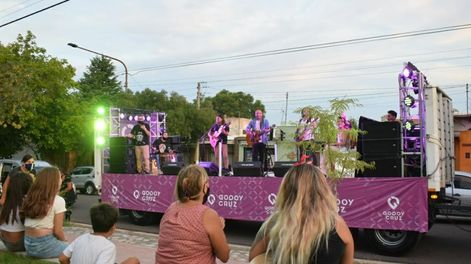 Godoy Cruz comenzó sus festejos vendimiales con un escenario móvil para que los vecinos disfrutes de números artísticos