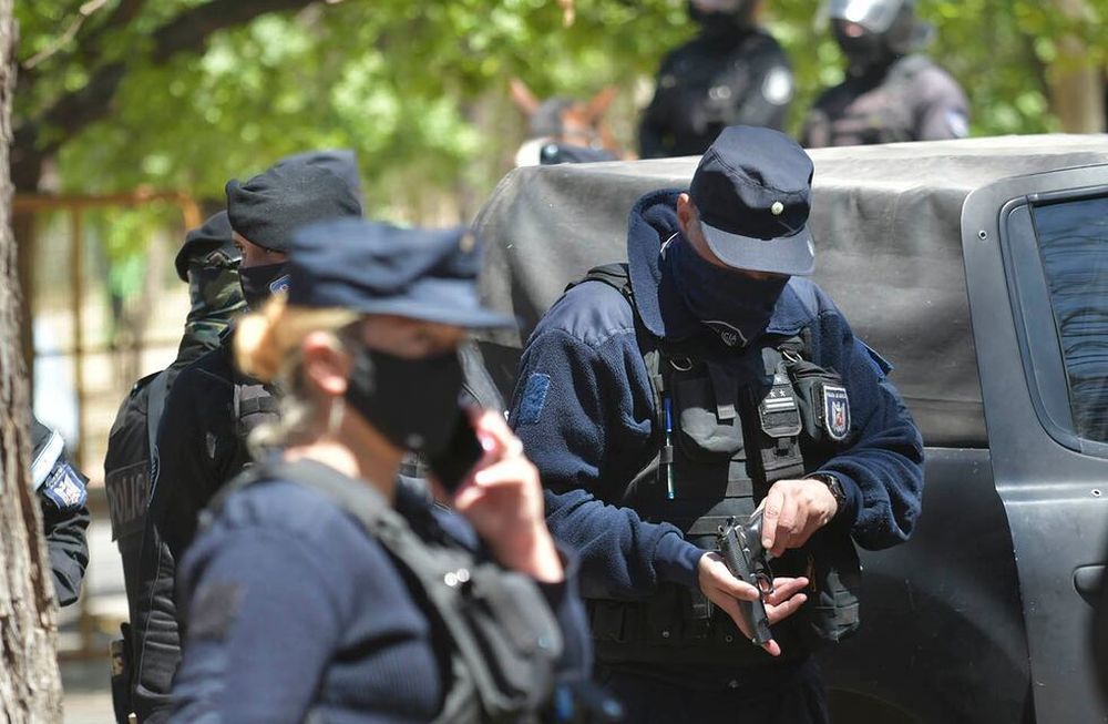 Alrededor de 100 hinchas de la Lepra llegaron al estadio Bautista Gargantini y asaltaron la ventanilla donde se expendían las entradas para el superclásico mendocino de la Copa Argentina. / Gentileza.