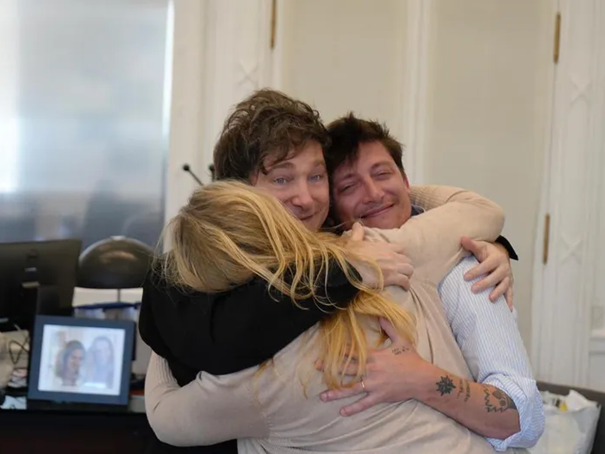 El abrazo entre los miembros del triángulo de Hierro: Javier Milei, Karina Milei y Santiago Caputo.
