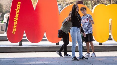 Turistas en la ciudad de Mendoza. Foto: Ignacio Blanco / Los Andes