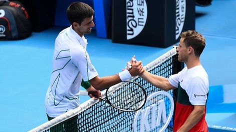 En la última edición del Abierto de Australia, Diego Schwartzman felicita a Novak Djokovic, que dio positivo de coronavirus, después de su victoria. /Gentileza.