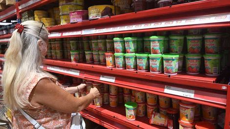 Los Andes | Consumidores, sobre un aplicación realizan comparaciónes de precios de distintos supermercados para realizar sus compras y así comprar más baratoFoto: José Gutierrez / Los Andes