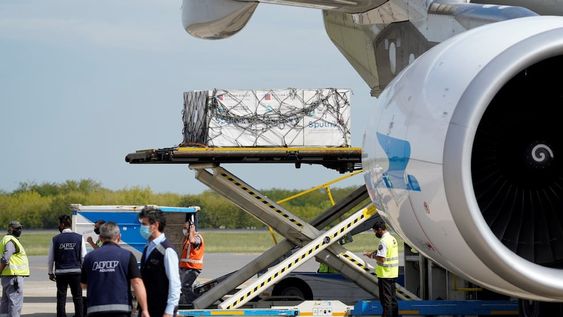 El envío de dosis de la vacuna Sputnik V a El Calafate se hizo a través de Aerolíneas Argentinas, según la denuncia - Imagen ilustrativa / Clarín