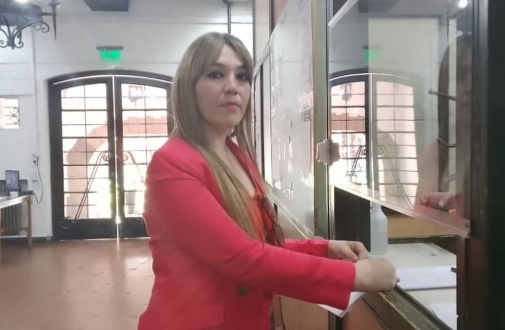 Janina Ortíz presentó un escrito a la Comisión Especial de Poderes. Foto: Fernanda Verdeslago