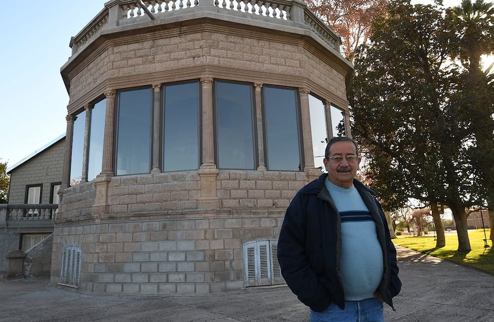 Manuel Chalabe, el vecino de Fray Luis Beltrán que recolectó casi 500 fotos antiguas de su pueblo y logró construir un archivo. Manuel frente a la casa de Rufino Ortega. Foto: Marcelo Rolland / Los Andes