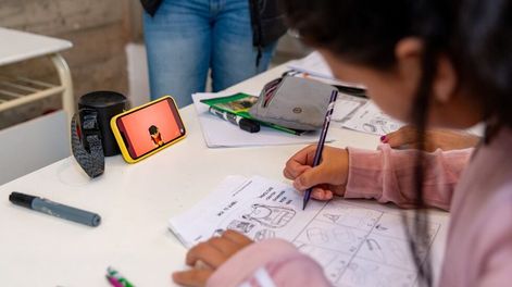 Los Andes | Autoridades y docentes de Mendoza consideran que el celular es un recurso pedagógico y reconocen su valor educativo. Ocho de cada 10 docentes lo considera una herramienta pedagógica y de hecho, 75% lo propone como recurso para realizar tareas. Foto: genti