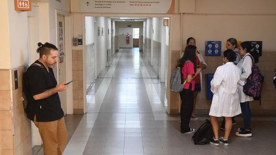 La mitad de los profesores universitarios gana por debajo de la línea de pobreza: endurecen reclamos. Los sindicatos han convocado a un paro de 72 horas. UNCuyo Pasillos de la Facultad de Ciencias Médicas Foto:José Gutierrez / Los Andes