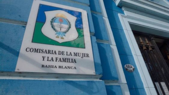 El papá adoptivo de los nenes llegó a la Comisaría de la Mujer sujetando a los menores de ambos brazos e informando que era su deseo entregarlos.