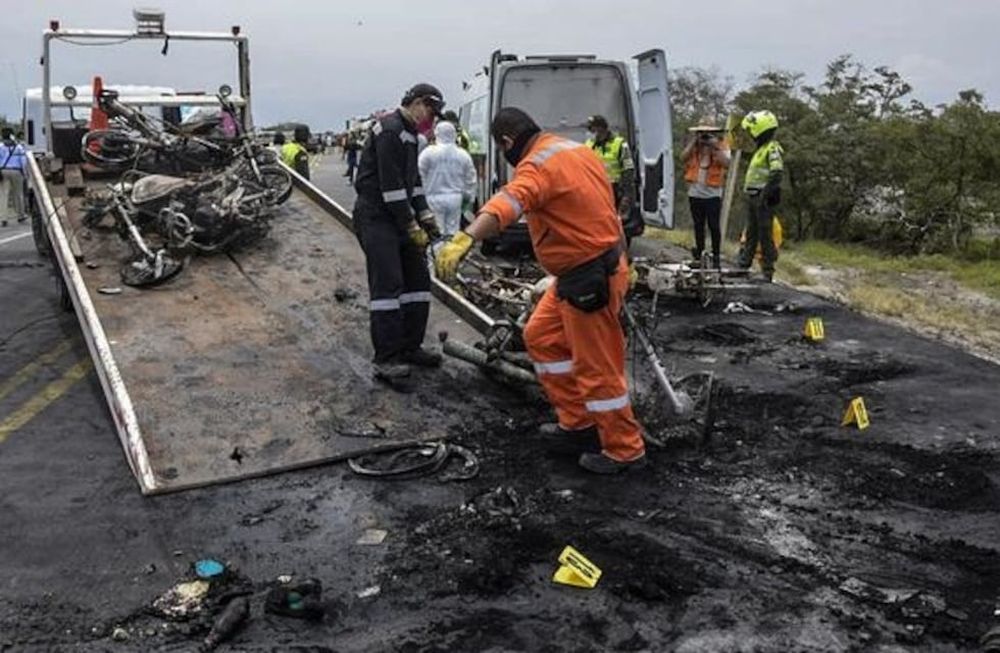 Videos impactantes: volcó camión con nafta, vecinos corrieron a saquearlo, explotó y murieron 7 personas