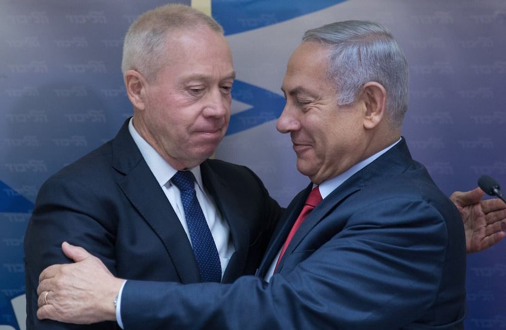 A la izquierda, Yoav Gallant, ahroa exministro de Defensa del gobierno de Israel; a la derecha, Benjamin Netanyahu, primer ministro, en una imagen de archivo.