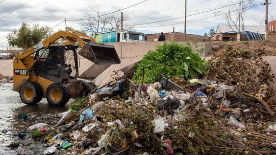 La Ciudad realizó un operativo de limpieza integral en el Canal Papagallos