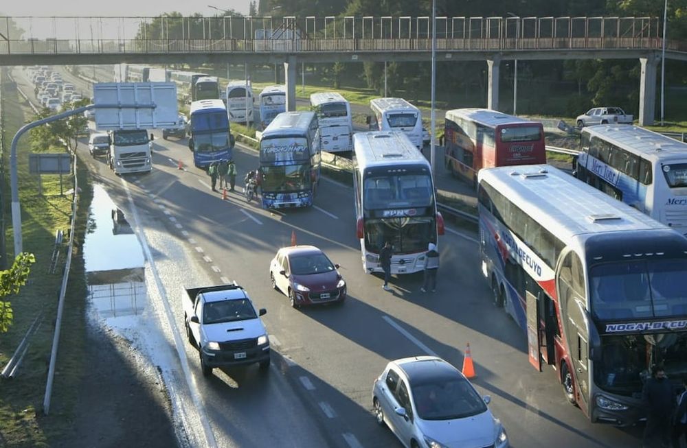 Operadores de transportes de larga distancia cortan el acceso a la Ciudad de Mendoza, dejando media calzada para la circulación de otros vehículos./Orlando Pelicchotti- Los Andes