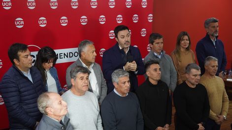 Luis Petri, Cornejo y los intendentes radicales, luego del acuerdo por las candidaturas, en el comité Provincia. Foto: Gobierno de Mendoza.&nbsp;