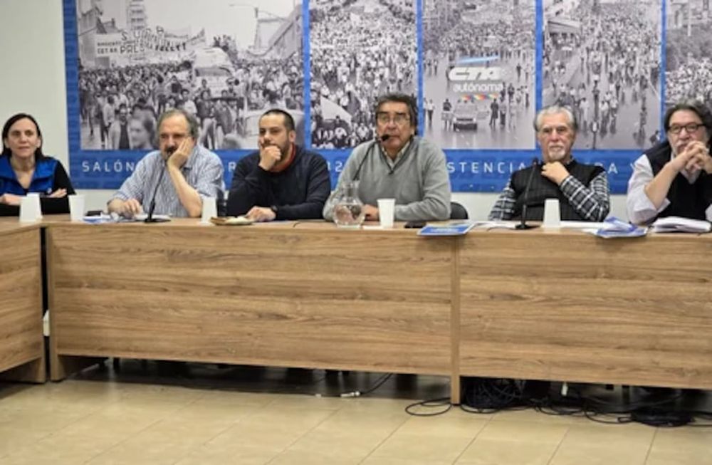 El secretario general de la CTA, Hugo Cachorro Godoy junto el titular de Unidad Popular (UP), Claudio Lozano y el ex embajador argentino en España, Ricardo Alfonsín. FOTO: PRENSA CTA.