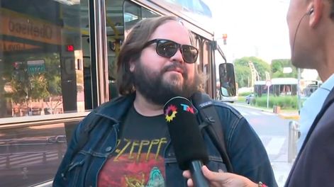 Nugnes estaba por tomar el colectivo, le hicieron una nota al paso y descubrieron que era un actor ganador de un Emmy. Captura: eltrece